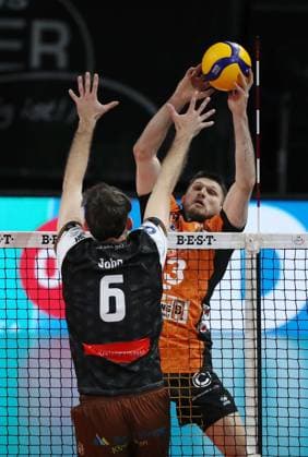 Filip John, Ruben Schott Zweikampf Spielszene Aktion Volleyball DVV Pokal Herren Achtelfinale Saison 2024 2025 06.11.2024 BR Volleys Berlin BRV vs WWK Volleys Herrsching