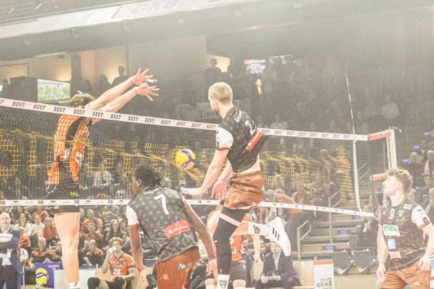 Daniel Gruvaeus (WWK Volleys Herrsching, 02) am Netz,BRVolleys vs WWK Volleys Herrsching , DVV Pokal, Achtelfinale , 2024_11_06 Berlin Berlin Land Copyright: xFootxBowl ThomasxSobotzkix