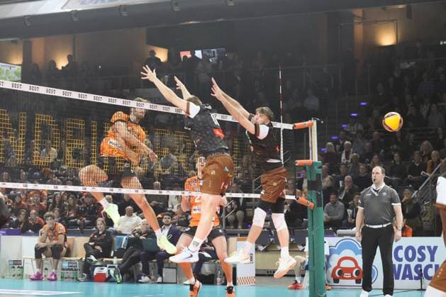 Matthew Knigge (BR Volleys, 02) am Netz mit dem Schmetterball ,BRVolleys vs WWK Volleys Herrsching , DVV Pokal, Achtelfinale , 2024_11_06 Berlin Berlin Land Copyright: xFootxBowl ThomasxSobotzkix