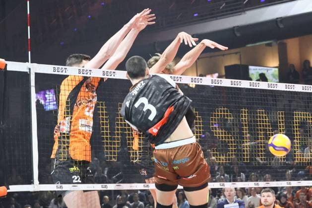 Jake Hanes (BR Volleys, 22) und 03WWk am Netz,BRVolleys vs WWK Volleys Herrsching , DVV Pokal, Achtelfinale , 2024_11_06 Berlin Berlin Land Copyright: xFootxBowl ThomasxSobotzkix