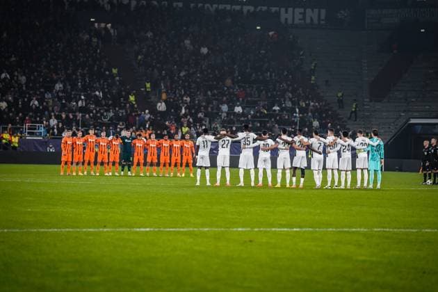 Shakhtar Donetsk (UKR) vs. Young Boys (SUI) YB - Fussball: UEFA Champions League 2024 25, 4. Spieltag, Schachtar Donezk vs. Young Boys Bern, Arena AufSchalke Veltins-Arena (Gelsenkirchen): Schweigeminute Copyright: xJOERANxSTEINSIEKx