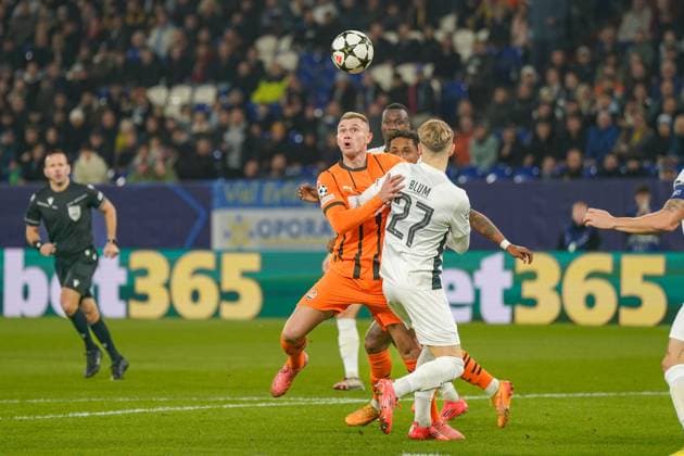 Shakhtar Donetsk (UKR) vs. Young Boys (SUI) YB - Fussball: UEFA Champions League 2024 25, 4. Spieltag, Schachtar Donezk vs. Young Boys Bern, Arena AufSchalke Veltins-Arena (Gelsenkirchen): Oleksandr Zubkov Alexander Zubkov Oleksandr Subkow (Schachtar Donezk, 11) bei einer Kopfball-Aktion mit Lewin Blum (BSC Young Boys, 27) Copyright: xJOERANxSTEINSIEKx