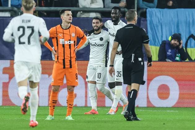 Fussball, UEFA Champions League Saison 2024 2025 Ligaphase 4.Spieltag FC Shakhtar Donetsk - BSC Young Boys 06.11.2024, Arena AufSchalke Torjubel BSC Young Boys nach dem Tor zum 0-1 durch Kastriot Imeri (BSC Young Boys, 10) die Spieler freuen sich Gelsenkirchen Arena AufSchalke VELTINS-Arena Nordrhein-Westfahlen Deutschland