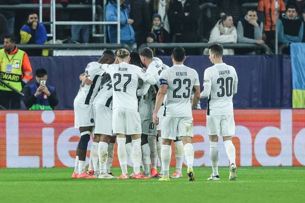 Fussball, UEFA Champions League Saison 2024 2025 Ligaphase 4.Spieltag FC Shakhtar Donetsk - BSC Young Boys 06.11.2024, Arena AufSchalke Torjubel BSC Young Boys nach dem Tor zum 0-1 durch Kastriot Imeri (BSC Young Boys, 10) die Spieler freuen sich Gelsenkirchen Arena AufSchalke VELTINS-Arena Nordrhein-Westfahlen Deutschland