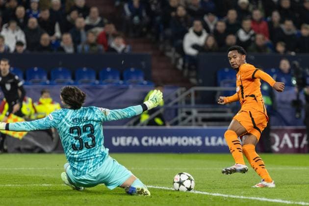 UEFA Champions League: FC Shakhtar Donetsk - BSC Young Boys; 06.11.2024 Eguinaldo (FC Shakhtar Donetsk, 7), Marvin Keller (BSC Young Boys, 33) UEFA Champions League: FC Shakhtar Donetsk - BSC Young Boys; Arena AufSchalke, Gelsenkirchen; 06.11.2024 Copyright: xBEAUTIFULxSPORTS Buriakovx