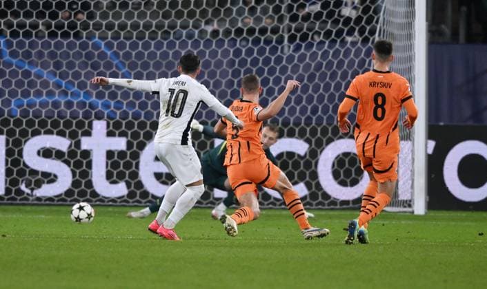 Kastriot Imeri (Young Boys Bern), li., erzielt das Tor zum 0:1 06.11.2024, Fussball UEFA Champions League 2024 25, 4. Spieltag in Gelsenkirchen, Schachtar Donezk - Young Boys Bern Gelsenkirchen Veltins Arena Nordrhein Westfalen Deutschland