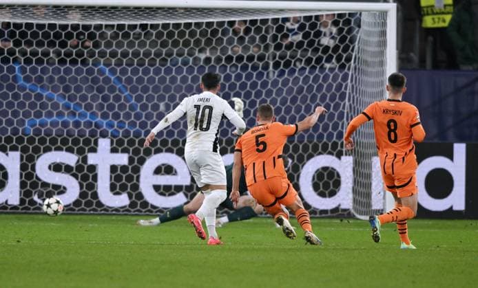 Kastriot Imeri (Young Boys Bern), li., erzielt das Tor zum 0:1 06.11.2024, Fussball UEFA Champions League 2024 25, 4. Spieltag in Gelsenkirchen, Schachtar Donezk - Young Boys Bern Gelsenkirchen Veltins Arena Nordrhein Westfalen Deutschland