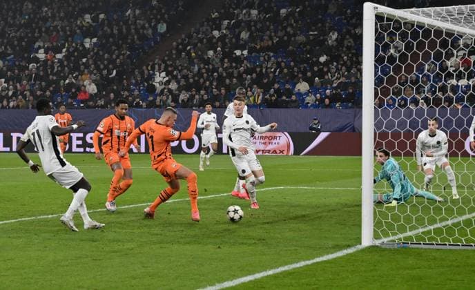 Oleksandr Zubkov (Schachtar Donezk), li., erzielt das Tor zum 1:1 06.11.2024, Fussball UEFA Champions League 2024 25, 4. Spieltag in Gelsenkirchen, Schachtar Donezk - Young Boys Bern Gelsenkirchen Veltins Arena Nordrhein Westfalen Deutschland