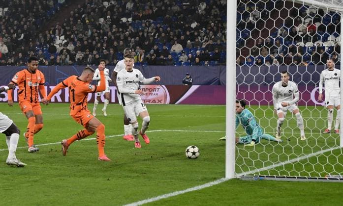 Oleksandr Zubkov (Schachtar Donezk), li., erzielt das Tor zum 1:1 06.11.2024, Fussball UEFA Champions League 2024 25, 4. Spieltag in Gelsenkirchen, Schachtar Donezk - Young Boys Bern Gelsenkirchen Veltins Arena Nordrhein Westfalen Deutschland