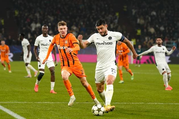 Shakhtar Donetsk (UKR) vs. Young Boys (SUI) YB - Fussball: UEFA Champions League 2024 25, 4. Spieltag, Schachtar Donezk vs. Young Boys Bern, Arena AufSchalke Veltins-Arena (Gelsenkirchen): Artem Bondarenko Artyom Bondarenko Artjom Bondarenko (Schachtar Donezk, 21) mit Loris Benito (BSC Young Boys, 23) Copyright: xJOERANxSTEINSIEKx