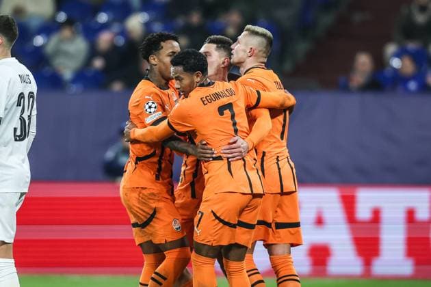 Fussball, UEFA Champions League Saison 2024 2025 Ligaphase 4.Spieltag FC Shakhtar Donetsk - BSC Young Boys 06.11.2024, Arena AufSchalke Torjubel FC Shakhtar nach dem Ausgleichstreffer zum 1-1 durch Oleksandr Zubkov (FC Shakhtar, 11) die Spieler freuen sich Gelsenkirchen Arena AufSchalke VELTINS-Arena Nordrhein-Westfahlen Deutschland