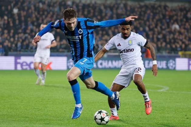 Club Brugge v Aston Villa - UEFA Champions League BRUGGE, BELGIUM - NOVEMBER 06 : Skov Olsen Andreas forward of Club Brugge and Ian Maatsen defender of Aston Villa in action during the UEFA Champions League phase matchday 4 between Club Brugge and Aston Villa on November 6, 2024 in Brugge, Belgium, 06 11 2024 Brugge Belgium  Copyright: xJanxDexMeuleneirx