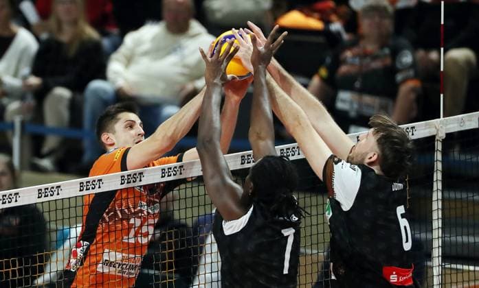 v.l. Moritz Reichert, Magloire Mayaula Nzeza, Filip John Zweikampf Spielszene Aktion Volleyball DVV Pokal Herren Achtelfinale Saison 2024 2025 06.11.2024 BR Volleys Berlin BRV vs WWK Volleys Herrsching