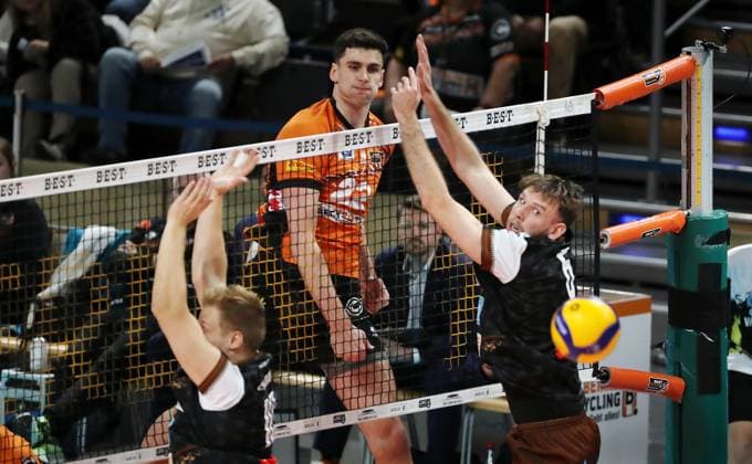 Jake Hanes im Angriff, Norbert Engelmann, Filip John Zweikampf Spielszene Aktion Volleyball DVV Pokal Herren Achtelfinale Saison 2024 2025 06.11.2024 BR Volleys Berlin BRV vs WWK Volleys Herrsching