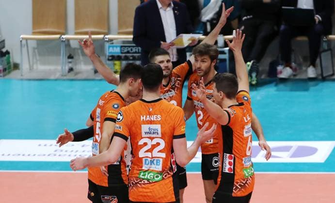 BR Volleys jubeln nach Satzgewinn Freude Emotion Jubel Volleyball DVV Pokal Herren Achtelfinale Saison 2024 2025 06.11.2024 BR Volleys Berlin BRV vs WWK Volleys Herrsching