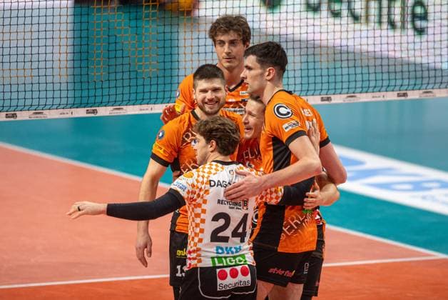 Volleyball, Herren, Saison 2024 2025, DVV Cup (Achtelfinale), BR Volleys - WWK Volleys Herrsching, v. l. Ruben Schott (BR Volleys), Kyle Dagostino (BR Volleys), Tobias Krick (BR Volleys), Johannes Tille (BR Volleys), Jake Hanes (BR Volleys), 06.11. 2024, Copyright: xSebastianxRäppold MatthiasxKochx