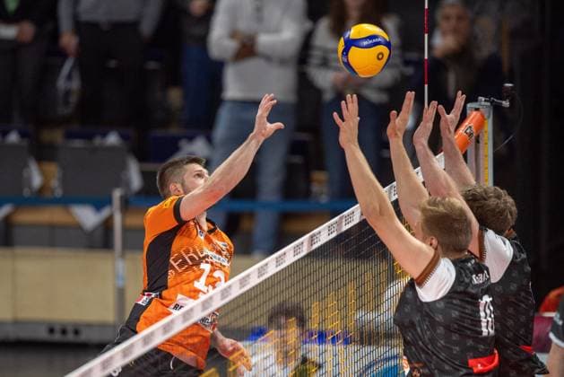 Volleyball, Herren, Saison 2024 2025, DVV Cup (Achtelfinale), BR Volleys - WWK Volleys Herrsching, v. l. Ruben Schott (BR Volleys), Norbert Engemann (Herrsching), 06.11. 2024, Copyright: xSebastianxRäppold MatthiasxKochx