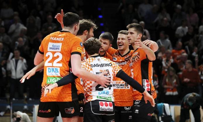 Jake Hanes, Matthew Knigge, Kyle Dagostino, Ruben Schott, Johannes Tille, Moritz Reichert jubelt nach Satzgewinn Freude Emotion Jubel Volleyball DVV Pokal Herren Achtelfinale Saison 2024 2025 06.11.2024 BR Volleys Berlin BRV vs WWK Volleys Herrsching