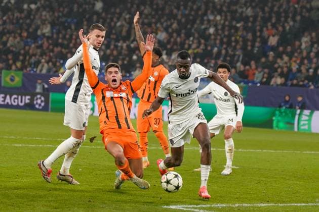Shakhtar Donetsk (UKR) vs. Young Boys (SUI) YB - Fussball: UEFA Champions League 2024 25, 4. Spieltag, Schachtar Donezk vs. Young Boys Bern, Arena AufSchalke Veltins-Arena (Gelsenkirchen): Torraum-Szene zwischen Cheikh Niasse Cheick Niasse (BSC Young Boys, 20) und Georgiy Sudakov Georgy Sudakov Georgij Sudakow (Schachtar Donezk, 10) der zu Fall kommt. Copyright: xJOERANxSTEINSIEKx