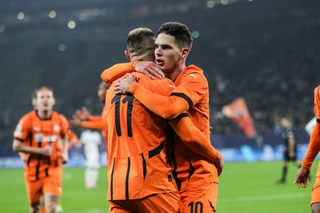 Fussball, UEFA Champions League Saison 2024 2025 Ligaphase 4.Spieltag FC Shakhtar Donetsk - BSC Young Boys 06.11.2024, Arena AufSchalke Torjubel FC Shakhtar nach dem Tor zum 2-1 durch Georgiy Sudakov (FC Shakhtar, 10) der Torschütze freut sich mit Oleksandr Zubkov (FC Shakhtar, 11) Gelsenkirchen Arena AufSchalke VELTINS-Arena Nordrhein-Westfahlen Deutschland