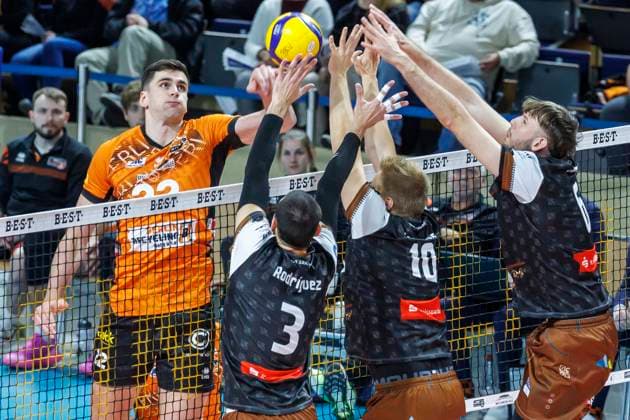 06.11.24, Berlin, Volleyball: 1.Bundesliga, Maenner, DVV-Pokal, Achtelfinale. BR Volleys - WWK Volleys Herrsching, Max-Schmeling-Halle. Berlins Jake Hanes spielt den Ball über das Netz. BR Volleys - WWK Volleys Herrsching,