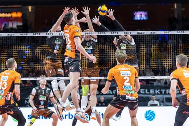 06.11.24, Berlin, Volleyball: 1.Bundesliga, Maenner, DVV-Pokal, Achtelfinale. BR Volleys - WWK Volleys Herrsching, Max-Schmeling-Halle. Berlins Jake Hanes spielt den Ball über das Netz. BR Volleys - WWK Volleys Herrsching,