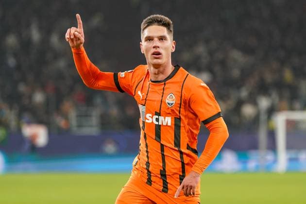 Shakhtar Donetsk (UKR) vs. Young Boys (SUI) YB - Fussball: UEFA Champions League 2024 25, 4. Spieltag, Schachtar Donezk vs. Young Boys Bern, Arena AufSchalke Veltins-Arena (Gelsenkirchen): Tor und Torjubel nach dem 2:1 durch Georgiy Sudakov Georgy Sudakov Georgij Sudakow (Schachtar Donezk, 10), Geste, Mimik Copyright: xJOERANxSTEINSIEKx