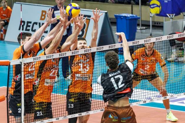 06.11.24, Berlin, Volleyball: 1.Bundesliga, Maenner, DVV-Pokal, Achtelfinale. BR Volleys - WWK Volleys Herrsching, Max-Schmeling-Halle. Berlins Jake Hanes, Berlins Tobias Krick und Berlins Ruben Schott blocken den Ball. BR Volleys - WWK Volleys Herrsching,