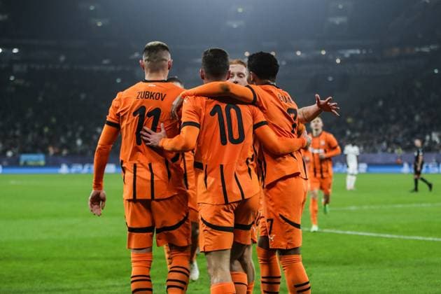 Fussball, UEFA Champions League Saison 2024 2025 Ligaphase 4.Spieltag FC Shakhtar Donetsk - BSC Young Boys 06.11.2024, Arena AufSchalke Torjubel FC Shakhtar nach dem Tor zum 2-1 durch Georgiy Sudakov (FC Shakhtar, 10) der Torschütze freut sich mit Oleksandr Zubkov (FC Shakhtar, 11) Eguinaldo (FC Shakhtar, 7) Gelsenkirchen Arena AufSchalke VELTINS-Arena Nordrhein-Westfahlen Deutschland
