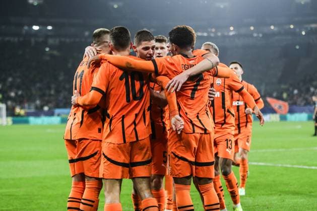 Fussball, UEFA Champions League Saison 2024 2025 Ligaphase 4.Spieltag FC Shakhtar Donetsk - BSC Young Boys 06.11.2024, Arena AufSchalke Torjubel FC Shakhtar nach dem Tor zum 2-1 durch Georgiy Sudakov (FC Shakhtar, 10) der Torschütze freut sich mit seinen Mitspielern Gelsenkirchen Arena AufSchalke VELTINS-Arena Nordrhein-Westfahlen Deutschland