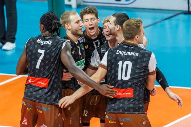 06.11.24, Berlin, Volleyball: 1.Bundesliga, Maenner, DVV-Pokal, Achtelfinale. BR Volleys - WWK Volleys Herrsching, Max-Schmeling-Halle. Die Mannschaft freut sich über den Punkt. BR Volleys - WWK Volleys Herrsching,