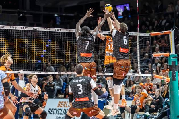06.11.24, Berlin, Volleyball: 1.Bundesliga, Maenner, DVV-Pokal, Achtelfinale. BR Volleys - WWK Volleys Herrsching, Max-Schmeling-Halle. Berlins Moritz Reichert spielt den Ball über das Netz. BR Volleys - WWK Volleys Herrsching,