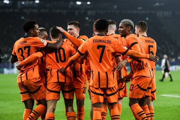 Sport Bilder des Tages Fussball, UEFA Champions League Saison 2024 2025 Ligaphase 4.Spieltag FC Shakhtar Donetsk - BSC Young Boys 06.11.2024, Arena AufSchalke Torjubel FC Shakhtar nach dem Tor zum 2-1 durch Georgiy Sudakov (FC Shakhtar, 10) der Torschütze freut sich mit seinen Mitspielern Gelsenkirchen Arena AufSchalke VELTINS-Arena Nordrhein-Westfahlen Deutschland