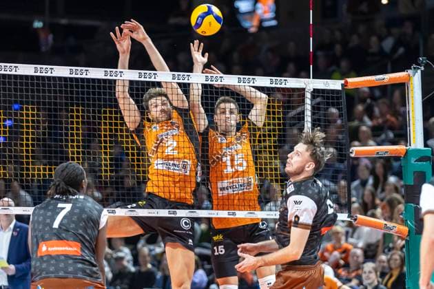 06.11.24, Berlin, Volleyball: 1.Bundesliga, Maenner, DVV-Pokal, Achtelfinale. BR Volleys - WWK Volleys Herrsching, Max-Schmeling-Halle. Berlins Matthew Knigge und Berlins Moritz Reichert blocken den Ball am Netz. BR Volleys - WWK Volleys Herrsching,