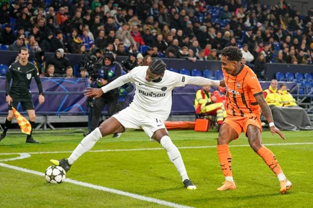 Shakhtar Donetsk (UKR) vs. Young Boys (SUI) YB - Fussball: UEFA Champions League 2024 25, 4. Spieltag, Schachtar Donezk vs. Young Boys Bern, Arena AufSchalke Veltins-Arena (Gelsenkirchen): Zweikampf JoÃ«l Monteiro Joel Monteiro (BSC Young Boys, 77) mit Kevin (Schachtar Donezk, 37) Copyright: xJOERANxSTEINSIEKx