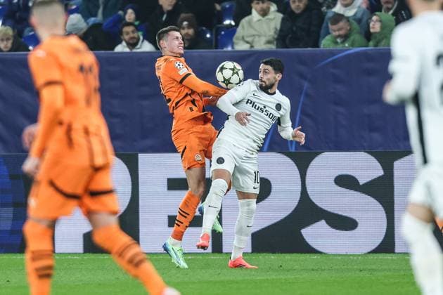 Fussball, UEFA Champions League Saison 2024 2025 Ligaphase 4.Spieltag FC Shakhtar Donetsk - BSC Young Boys 06.11.2024, Arena AufSchalke Mykola Matviyenko (FC Shakhtar, 22) Kastriot Imeri (BSC Young Boys, 10) Gelsenkirchen Arena AufSchalke VELTINS-Arena Nordrhein-Westfahlen Deutschland