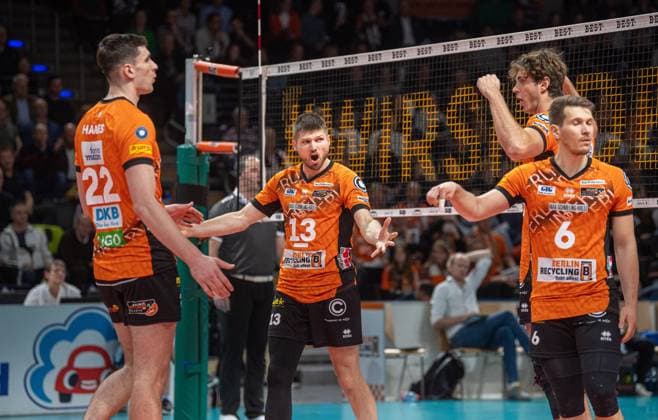 Volleyball, Herren, Saison 2024 2025, DVV Cup (Achtelfinale), BR Volleys - WWK Volleys Herrsching, v. l. Jake Hanes (BR Volleys), Ruben Schott (BR Volleys), Tobias Krick (BR Volleys), Johannes Tille (BR Volleys), 06.11. 2024, Copyright: xSebastianxRäppold MatthiasxKochx