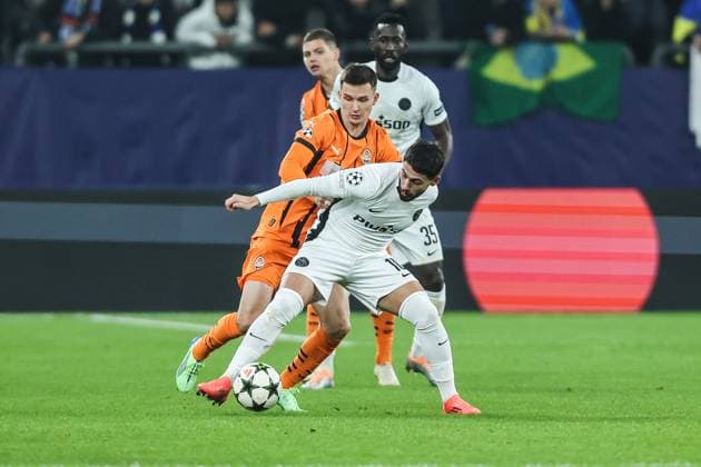 Fussball, UEFA Champions League Saison 2024 2025 Ligaphase 4.Spieltag FC Shakhtar Donetsk - BSC Young Boys 06.11.2024, Arena AufSchalke Georgiy Sudakov (FC Shakhtar, 10) Kastriot Imeri (BSC Young Boys, 10) Gelsenkirchen Arena AufSchalke VELTINS-Arena Nordrhein-Westfahlen Deutschland