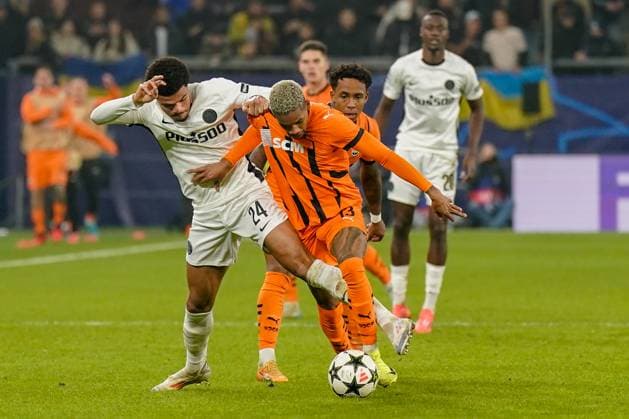Shakhtar Donetsk (UKR) vs. Young Boys (SUI) YB - Fussball: UEFA Champions League 2024 25, 4. Spieltag, Schachtar Donezk vs. Young Boys Bern, Arena AufSchalke Veltins-Arena (Gelsenkirchen): Zweikampf Zachary Athekame (BSC Young Boys, 24) mit Pedro Henrique (Schachtar Donezk, 13) Copyright: xJOERANxSTEINSIEKx