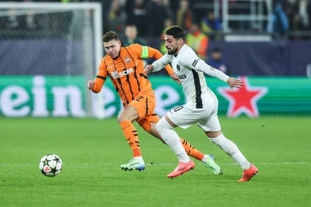 Fussball, UEFA Champions League Saison 2024 2025 Ligaphase 4.Spieltag FC Shakhtar Donetsk - BSC Young Boys 06.11.2024, Arena AufSchalke Mykola Matviyenko (FC Shakhtar, 22) Kastriot Imeri (BSC Young Boys, 10) Gelsenkirchen Arena AufSchalke VELTINS-Arena Nordrhein-Westfahlen Deutschland