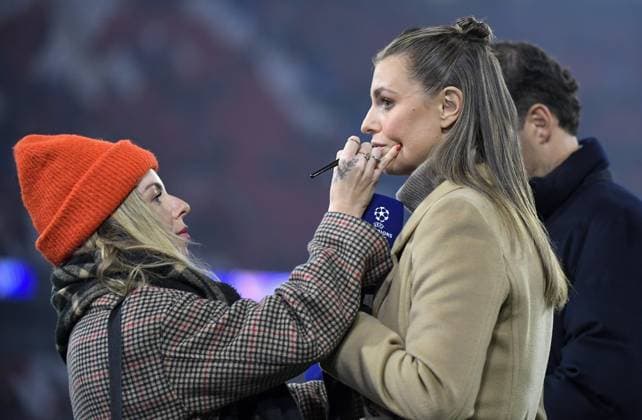 06.11.2024, xemx, Fussball UEFA Champions League, FC Bayern Muenchen - Benfica Lissabon emspor, v.l. Laura Wontorra wird gesteilt (DFL DFB REGULATIONS PROHIBIT ANY USE OF PHOTOGRAPHS as IMAGE SEQUENCES and or QUASI-VIDEO) Muenchen