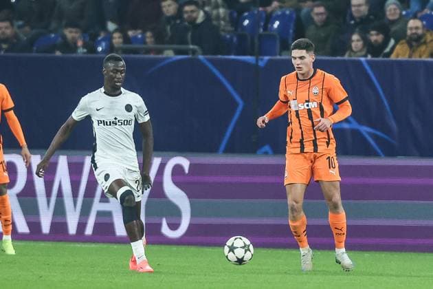 Fussball, UEFA Champions League Saison 2024 2025 Ligaphase 4.Spieltag FC Shakhtar Donetsk - BSC Young Boys 06.11.2024, Arena AufSchalke Cheikh Niasse (BSC Young Boys, 20) Georgiy Sudakov (FC Shakhtar, 10) Gelsenkirchen Arena AufSchalke VELTINS-Arena Nordrhein-Westfahlen Deutschland