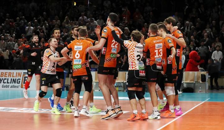 BR Volleys Mannschaft jubelt nach 3:0 Sieg Erfolg Freude Emotion Jubel Volleyball DVV Pokal Herren Achtelfinale Saison 2024 2025 06.11.2024 BR Volleys Berlin BRV vs WWK Volleys Herrsching