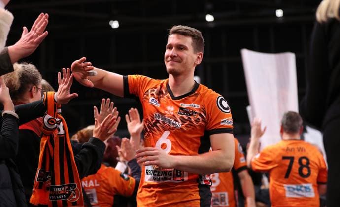 Johannes Tille jubelt nach Spielende mit den Fans Freude Emotion Jubel Volleyball DVV Pokal Herren Achtelfinale Saison 2024 2025 06.11.2024 BR Volleys Berlin BRV vs WWK Volleys Herrsching