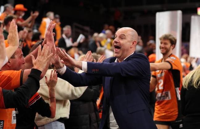 Trainer Joel Banks jubelt nach Spielende mit den Fans Freude Emotion Jubel Volleyball DVV Pokal Herren Achtelfinale Saison 2024 2025 06.11.2024 BR Volleys Berlin BRV vs WWK Volleys Herrsching