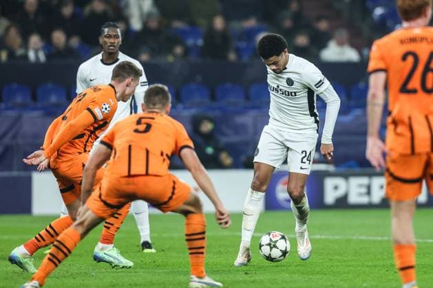 Fussball, UEFA Champions League Saison 2024 2025 Ligaphase 4.Spieltag FC Shakhtar Donetsk - BSC Young Boys 06.11.2024, Arena AufSchalke Zachary Athekame (BSC Young Boys, 24) Gelsenkirchen Arena AufSchalke VELTINS-Arena Nordrhein-Westfahlen Deutschland