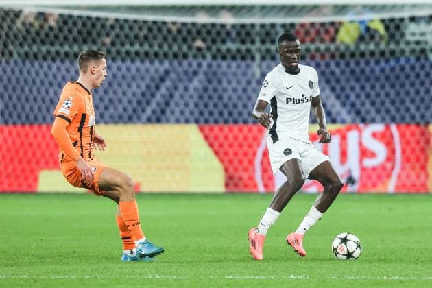 Fussball, UEFA Champions League Saison 2024 2025 Ligaphase 4.Spieltag FC Shakhtar Donetsk - BSC Young Boys 06.11.2024, Arena AufSchalke Cheikh Niasse (BSC Young Boys, 20) Gelsenkirchen Arena AufSchalke VELTINS-Arena Nordrhein-Westfahlen Deutschland