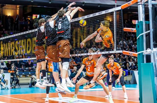 06.11.24, Berlin, Volleyball: 1.Bundesliga, Maenner, DVV-Pokal, Achtelfinale. BR Volleys - WWK Volleys Herrsching, Max-Schmeling-Halle. Berlins Jake Hanes spielt den Ball über das Netz. BR Volleys - WWK Volleys Herrsching,