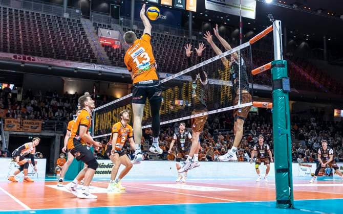 06.11.24, Berlin, Volleyball: 1.Bundesliga, Maenner, DVV-Pokal, Achtelfinale. BR Volleys - WWK Volleys Herrsching, Max-Schmeling-Halle. Berlins Ruben Schott spielt den Ball über das Netz. BR Volleys - WWK Volleys Herrsching,