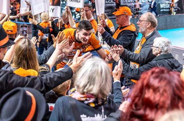 06.11.24, Berlin, Volleyball: 1.Bundesliga, Maenner, DVV-Pokal, Achtelfinale. BR Volleys - WWK Volleys Herrsching, Max-Schmeling-Halle. Berlins Jake Hanes bedankt sich bei seinen Fans. BR Volleys - WWK Volleys Herrsching,